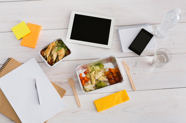 オフィスのテーブルにダイエット食品健康的な箔弁当 - 写真・画像