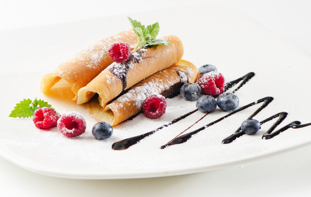 Pancakes with raspberries and blueberries - Foto, Bild