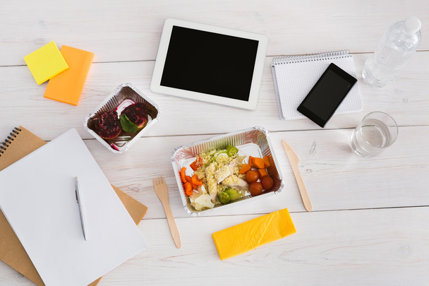 Здоровий обід фольга коробка з дієтичною їжею на офісному столі
 - Фото, зображення