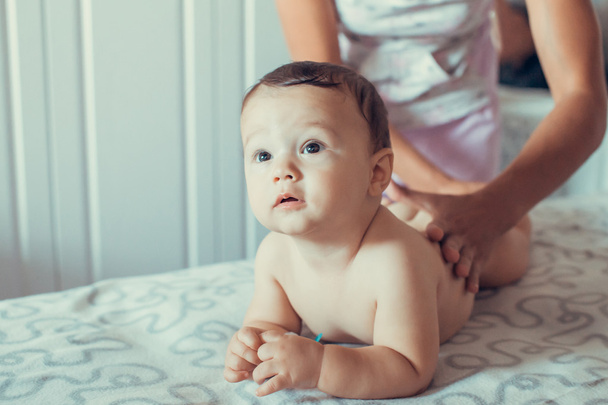 Quatro meses de idade bebê desfrutando de massagem
 - Foto, Imagem
