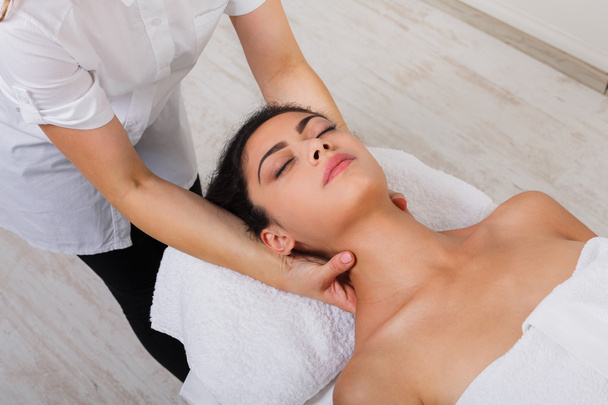 Mujer esteticista médico hacer masaje de cuello en spa centro de bienestar
 - Foto, Imagen