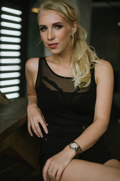 Portrait de blonde en studio
 - Photo, image