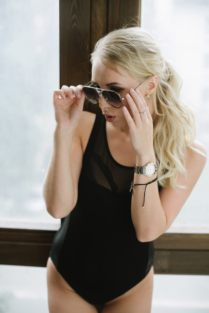 Το κορίτσι κρατά σχετικά με γυαλιά ηλίου - Φωτογραφία, εικόνα