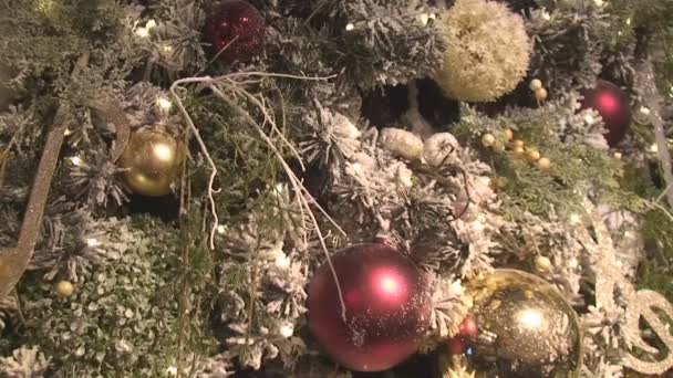 Dekoriert mit Spielzeug und Girlanden vom Zweig des Weihnachtsbaums - Filmmaterial, Video
