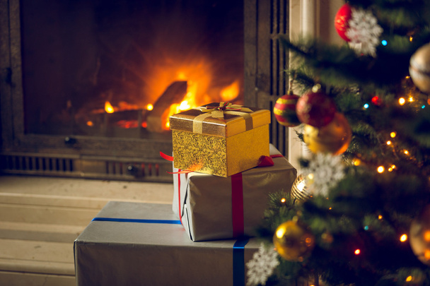 Image tonique de sapin de Noël et pile de cadeaux devant
  - Photo, image