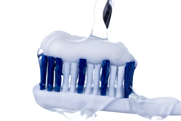 Tandenborstel met tandpasta geïsoleerd op witte achtergrond. - Foto, afbeelding