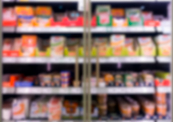 Prateleiras geladas de supermercado com salsicha
 - Foto, Imagem