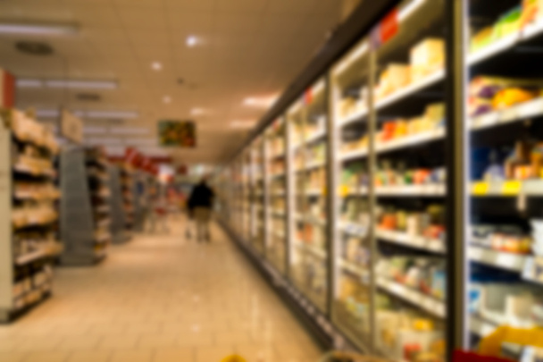 Supermarché avec étagères réfrigérées
 - Photo, image