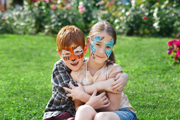 幸せな子供、男の子と公園でフェイス ペイントの女の子 - 写真・画像