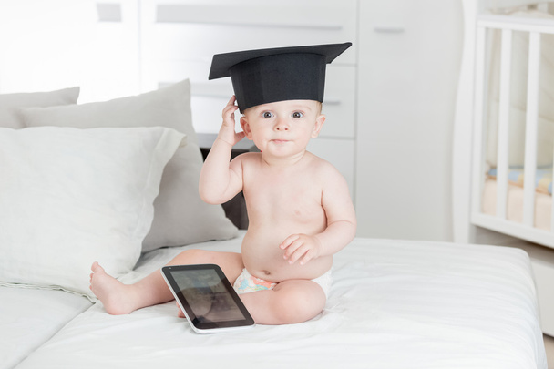 Πορτρέτο του αστείο μωρό στο καπάκι αποφοίτηση χρησιμοποιώντας ψηφιακό tablet - Φωτογραφία, εικόνα