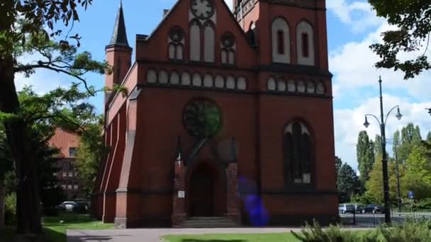 Szent István templom - a templom evangélikus-Augsburg-Torun, Lengyelország. Kitöltése az aktuális Péter Sikorski, neo-gótikus stílusban az árok évek 1902-1904-ben épült. - Felvétel, videó