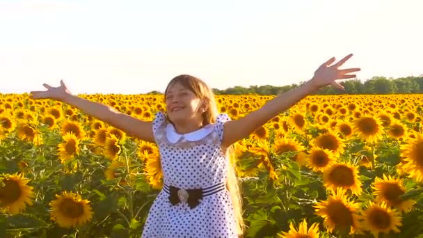 Mädchen mit einer Sonnenblume - Filmmaterial, Video