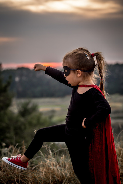 bir süper kahraman suretinde küçük kız - Fotoğraf, Görsel