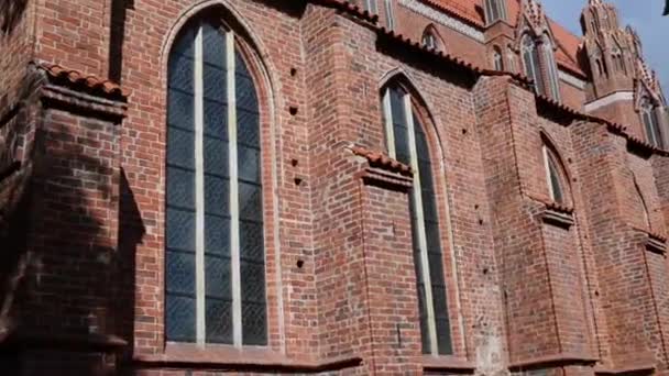 Kutsal havariler James Kilisesi ve Philip Torun, Polonya - eski parish Kilisesi New Town Pazar Nowomiejskiego doğu köşesinde yer. Tapınak için onbeşinci yüzyıl 1309 yapıldı. - Video, Çekim