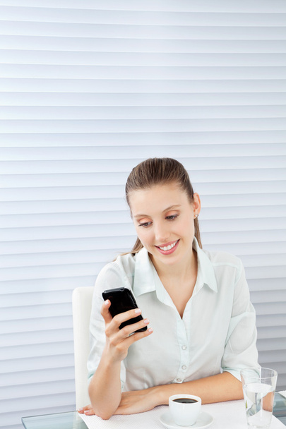 Young Businesswoman Reading Text Message - Foto, Imagen