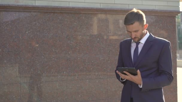 Businessman working on tablet outdoor. 4K - Πλάνα, βίντεο