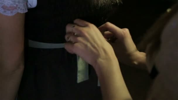 Frau bindet Schleife an der Taille Kellnerin - Filmmaterial, Video