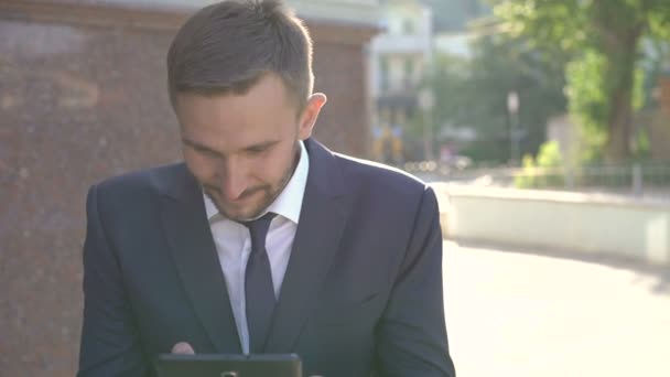 Business success - happy executive with tablet computer. 4K - Video, Çekim