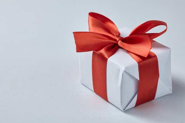 κουτί δώρου με κόκκινη κορδέλα  - Φωτογραφία, εικόνα