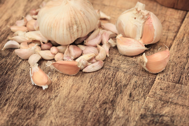 Garlic on wood background - Φωτογραφία, εικόνα