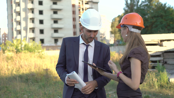 nervöser Architekt und Vorarbeiter überprüft Projekt auf Tablet-Outdoor. 4k - Filmmaterial, Video