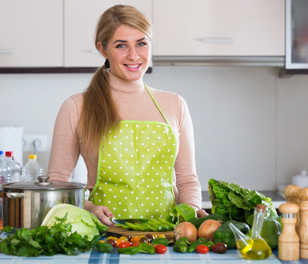 girl cooking vegetarian meal - Foto, Imagen