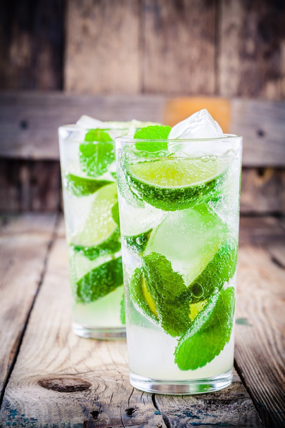 fresh mojito cocktails with lime, mint and ice in glass - Foto, Imagem