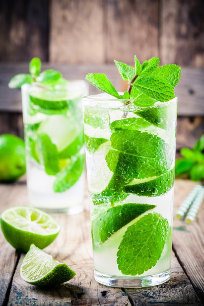frische Mojito-Cocktails mit Limette, Minze und Eis im Glas - Foto, Bild