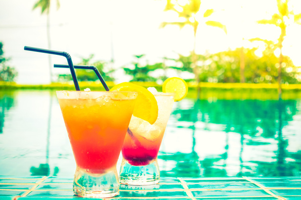 cocktail in bicchieri piscina intorno
  - Foto, immagini