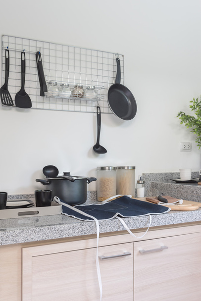 железная сковородка и посуда, висящие на стене
  - Фото, изображение