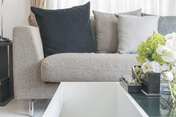 черная подушка на сером современном диване в современной гостиной
  - Фото, изображение