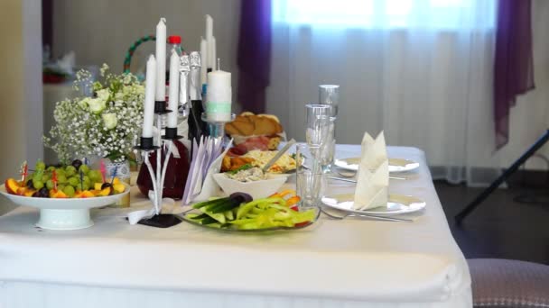 Az étterem ünnepi asztalra - Felvétel, videó