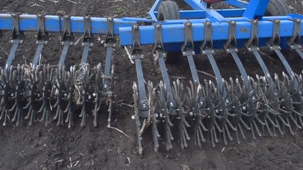 Tractor plow land. - Video
