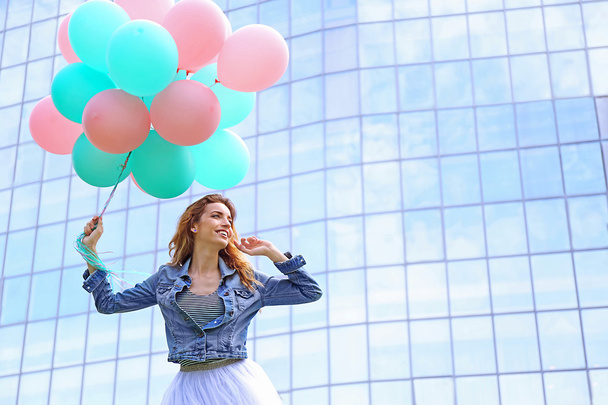woman with colorful balloons - Foto, afbeelding
