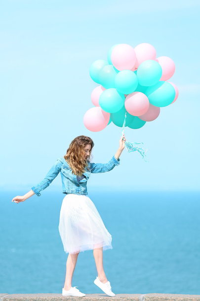 Женщина с цветными воздушными шарами
 - Фото, изображение