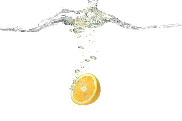 a vízbe hulló citrom - Fotó, kép