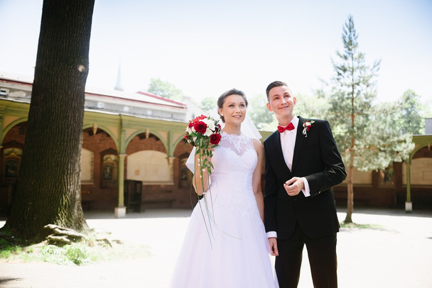 Boldog ifjú házasok után esküvő - Fotó, kép