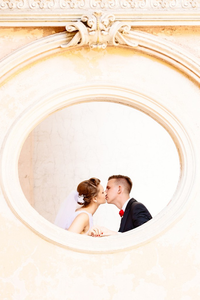 Bride and groom kissing in the old palace. - Foto, Imagem