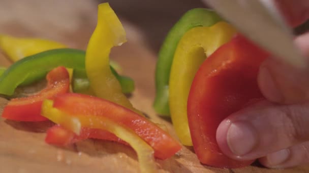 Close-up of cutting bell pepper on a cutting board - Video, Çekim