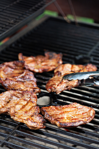 Gegrild varkensvlees bijna klaar op de grill - Foto, afbeelding