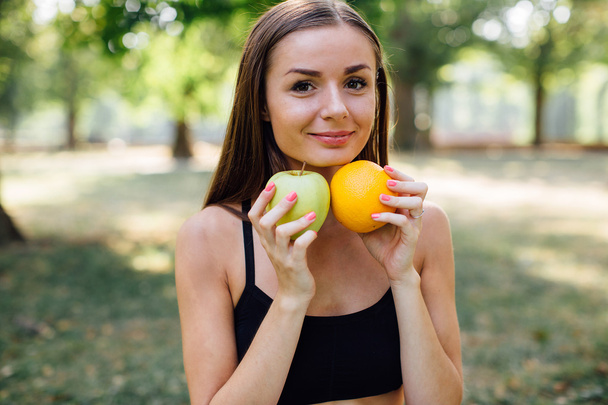 young woman having snack - Foto, Bild