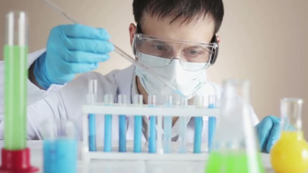 Laboratory Assistant Adds a Reactant - Filmmaterial, Video
