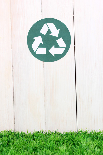 Recycling sign on wooden background - Foto, Imagen