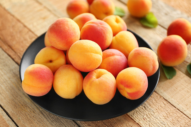 Fresh apricots on plate - Foto, afbeelding