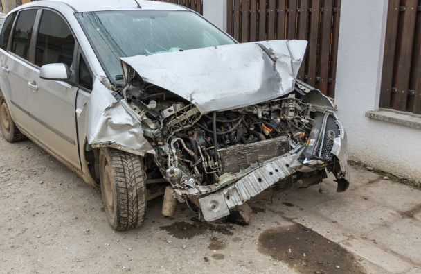 Destruição de carro de uma cabeça em colisão
 - Foto, Imagem