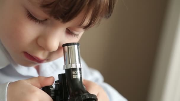 Small Scientist with a Microscope - Video, Çekim