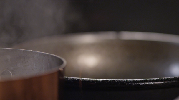 Крупним планом посуд на плиті
 - Кадри, відео