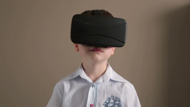 Child Wears a VR-Headset - Filmati, video