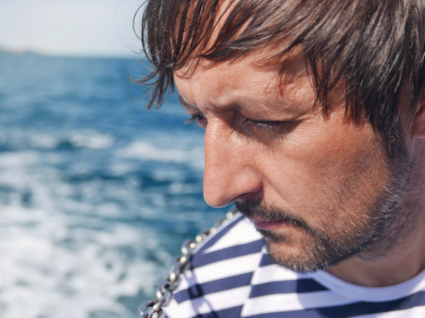 Szakállas, töprengő férfi keresi a tenger, Yacht - Fotó, kép