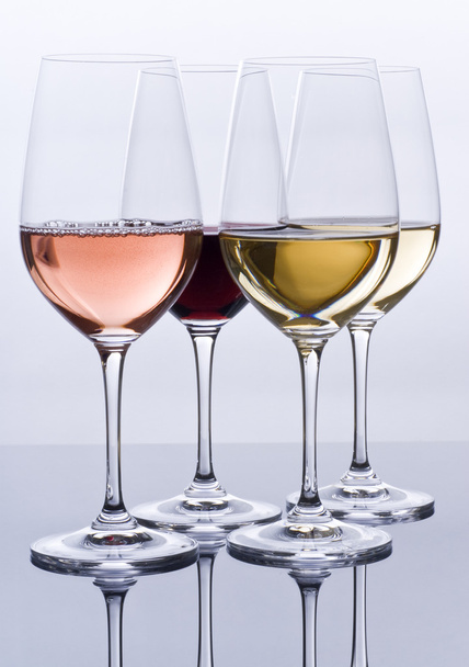 Κρασοπότηρα γεμάτη με πολύχρωμο κρασί - Φωτογραφία, εικόνα